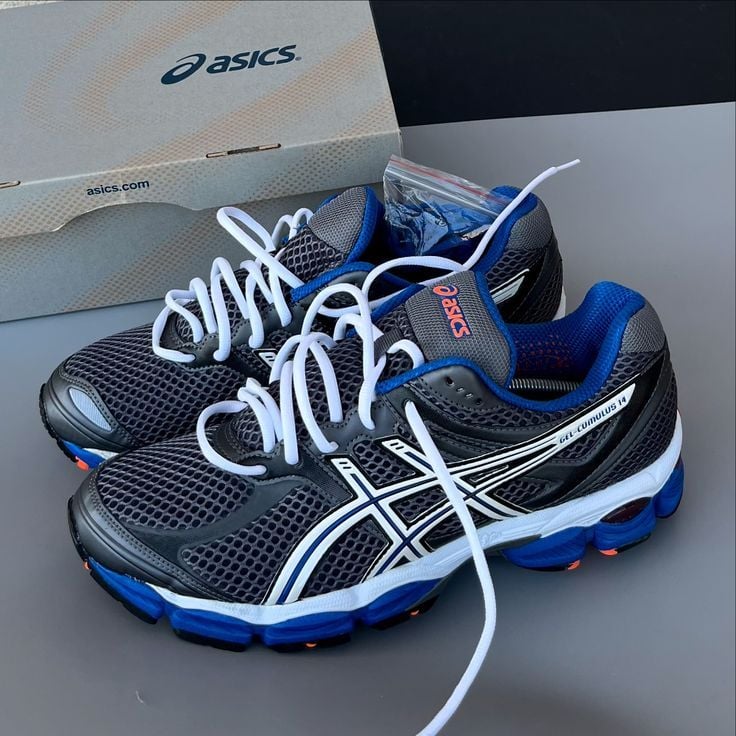 Asics Gel-Cumulus 14, un modèle d'entraînement pour les coureurs à foulée neutre ou les utilisateurs de semelles orthopédiques.