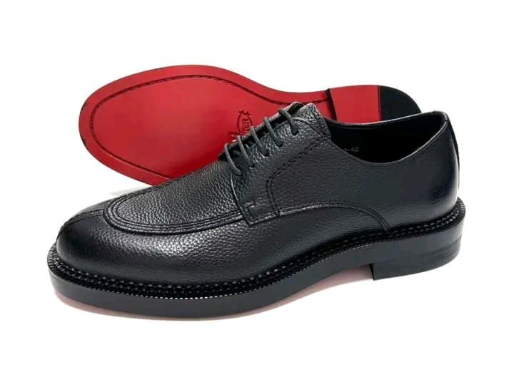 derby en cuir noir grainé avec une semelle épaisse.