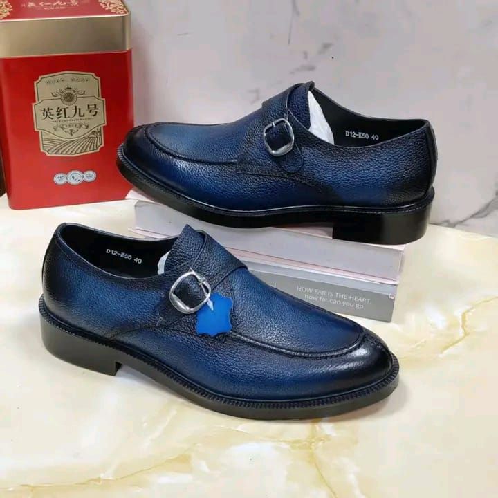 cuir bleu de style mocassin à boucle unique.