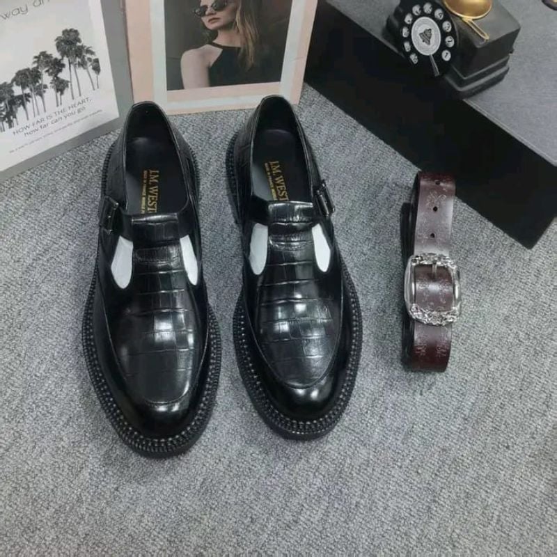 Mary Jane en cuir noir avec un motif crocodile en relief.