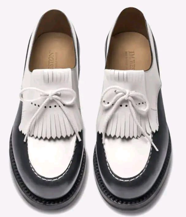 J.M. Weston en cuir bicolore noir et blanc.