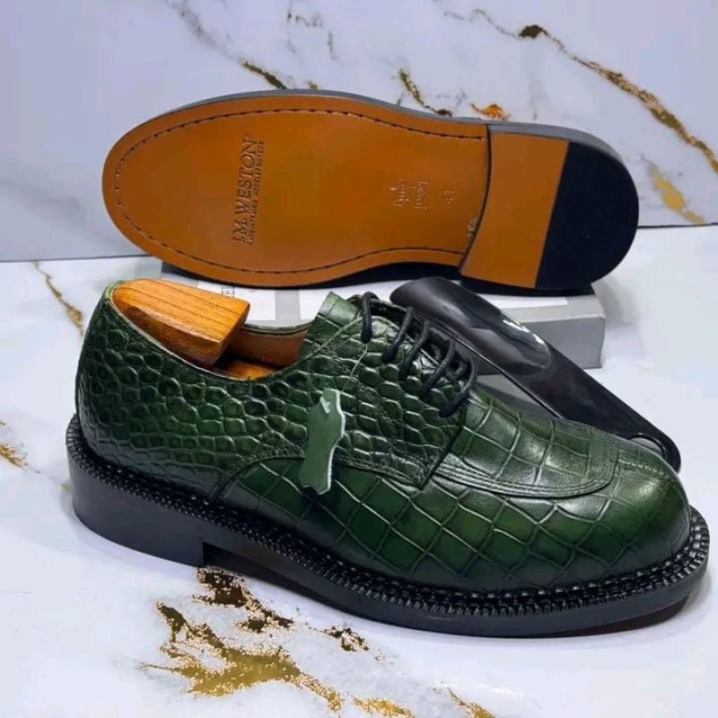 J.M. Weston, en cuir vert à motif crocodile.