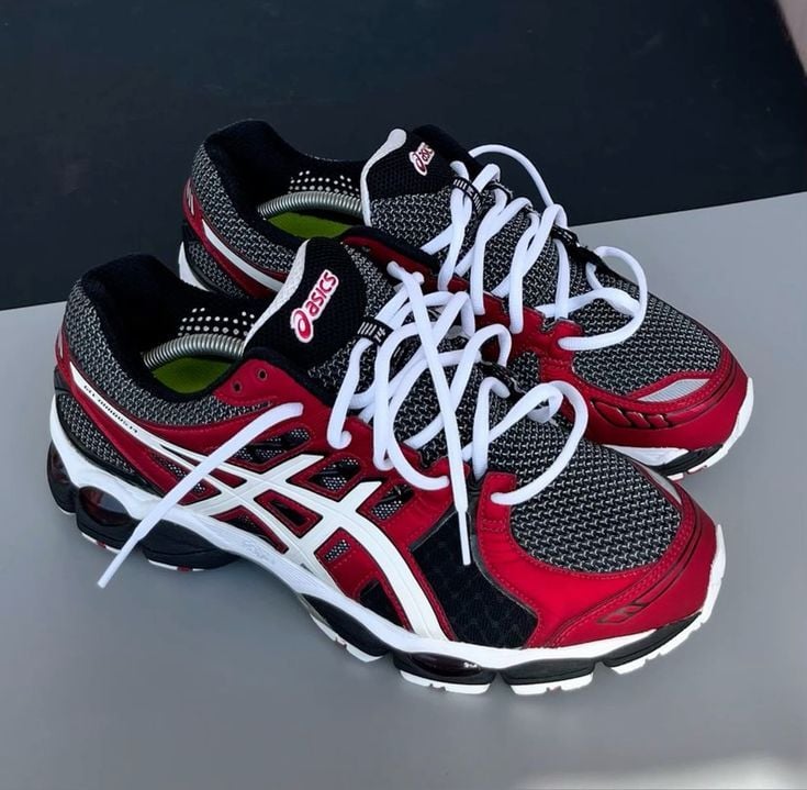 ASICS Gel-Kayano 14, un modèle de course rétro qui a été réédité en tant que sneaker lifestyle.
