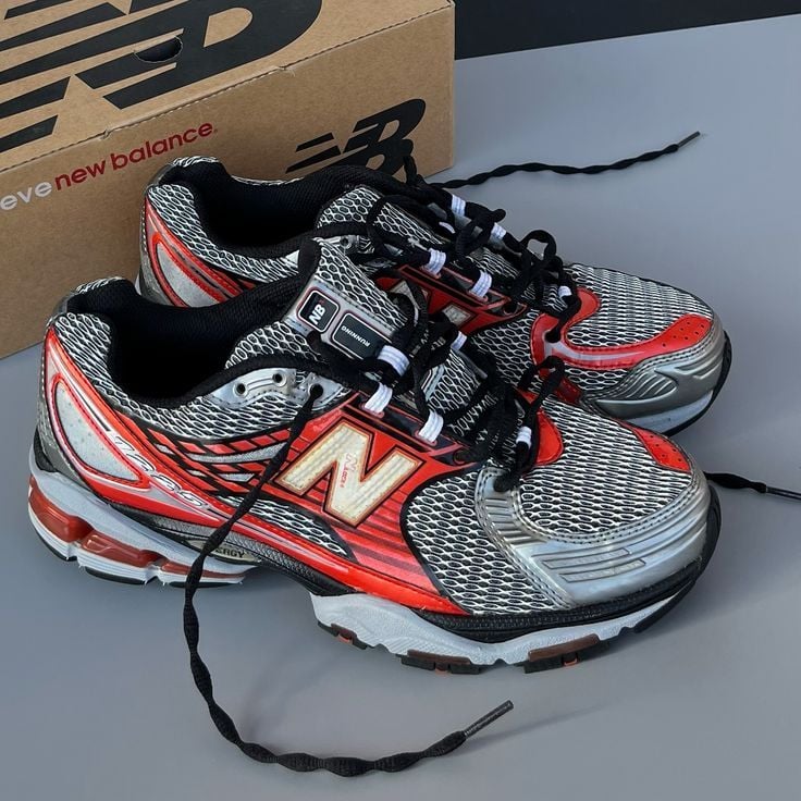 ew Balance 1225 pour homme, avec une combinaison de couleurs noir, rouge et argent.