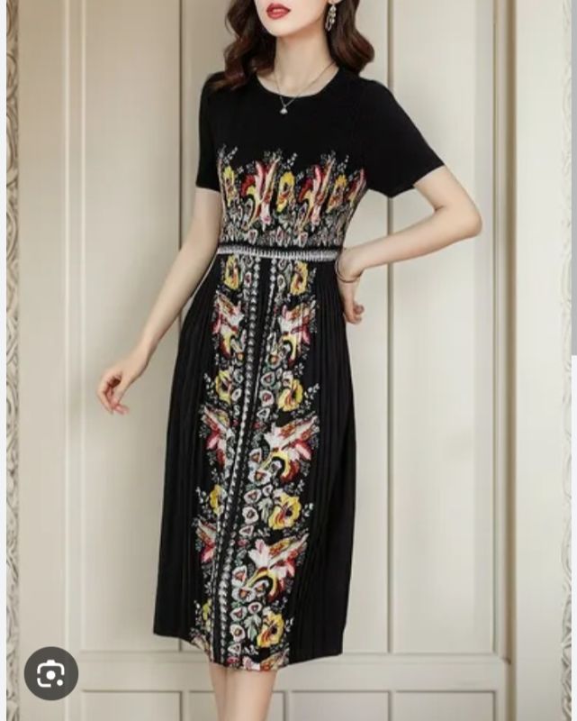 Robe plissée mi-longue noire à manche courtes avec motif floral et tribale multicolore