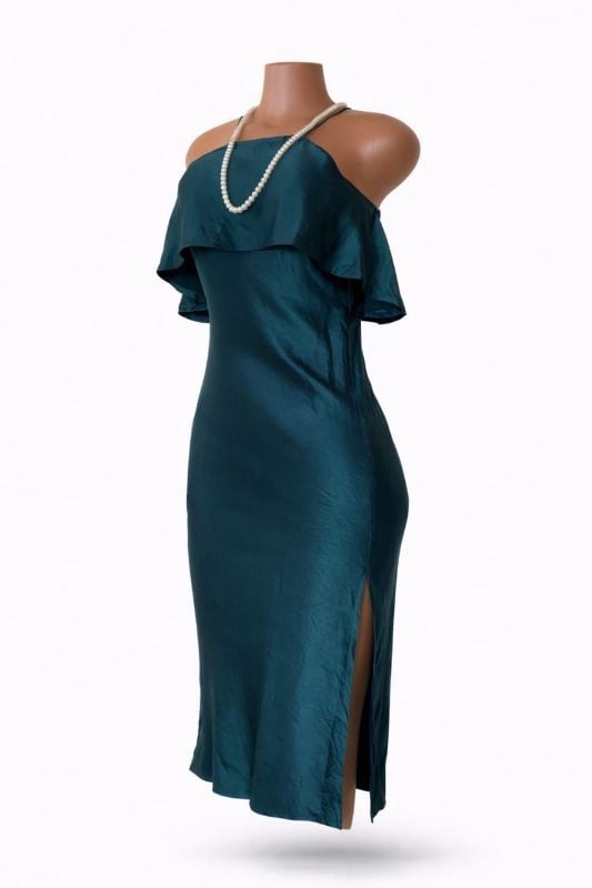 Robe de cocktail mi-longue en satin vert émeraude à épaule dénudée avec une fente