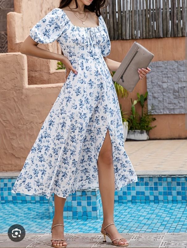 Robe longue à fleurs blanche et bleue avec une fente latérale et des manches bouffantes