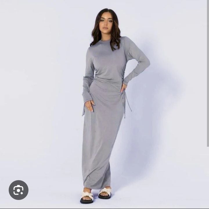 Robe longue gris clair en jersey avec des liens de serrage latéraux