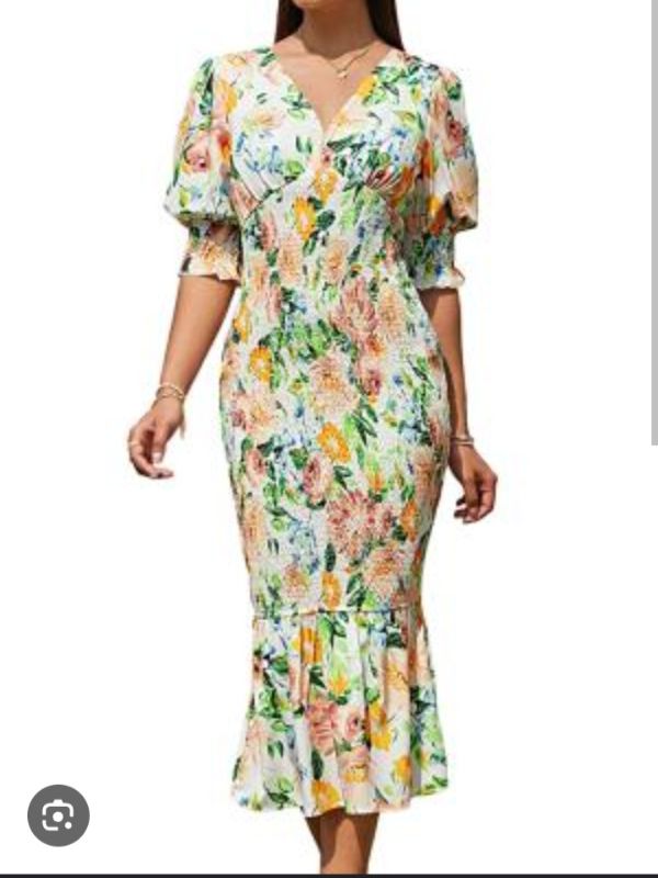 Robe mini florale smockée avec un col V et des manches trois-quarts