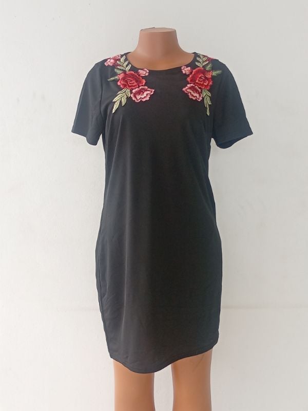 Robe noire rose rouge