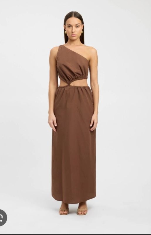 Robe longue asymétrique marron avec une découpe à la taille