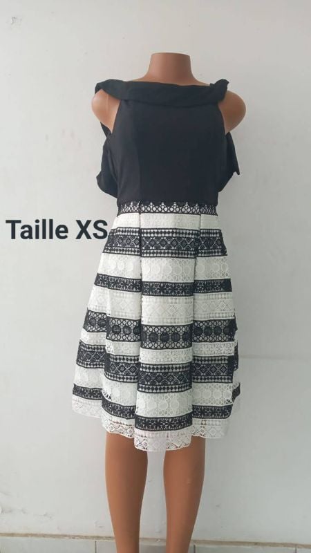 Robe cocktail col bateau dentelle noire et blanche