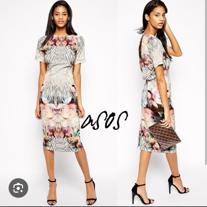Robe Asos midi moulante à manche courte et ouverte au dos