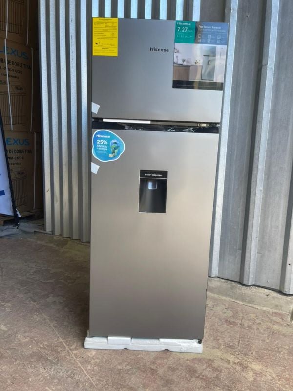 Refrigerador Hisense de 7.27cuft con dispensador de agua