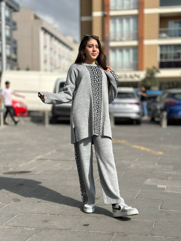 Drop-Shoulder Puzzle Printed  Sweat Style 2-Pcs Winter Tracksuit For Her.