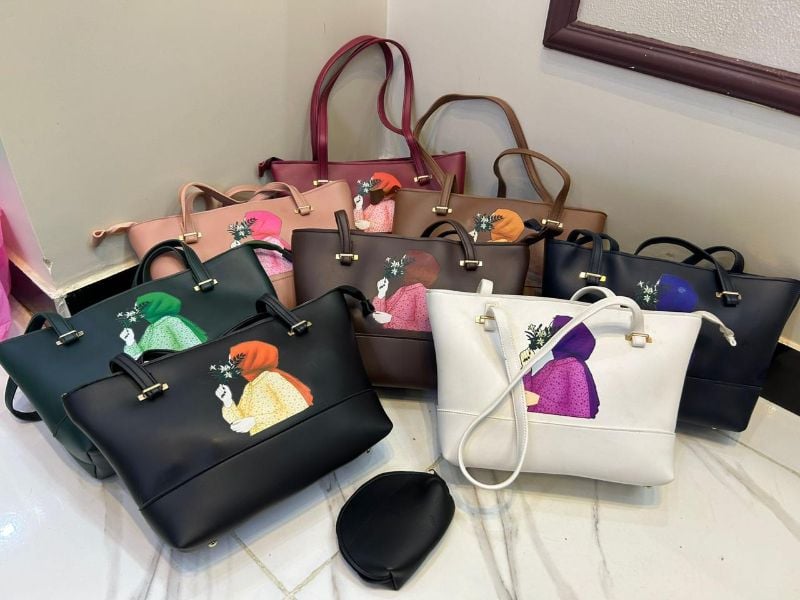 👜High-Quality Synthetic Leather Tote Bag  
With Hijab Girl Design & Mini Zipper Pouch 🎀