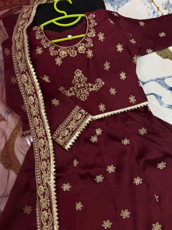 3Pcs Front Neck,Sleeves Embroidered Top With Embroidered Skirt And Four Side Emb With Lace Work Dupatta Kids 3Pcs😍