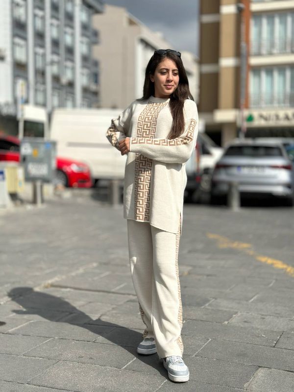Drop-Shoulder Puzzle Printed  Sweat Style 2-Pcs Winter Tracksuit For Her.