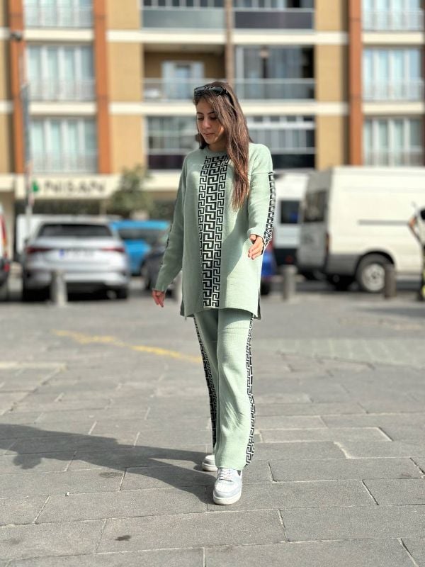 Drop-Shoulder Puzzle Printed  Sweat Style 2-Pcs Winter Tracksuit For Her.