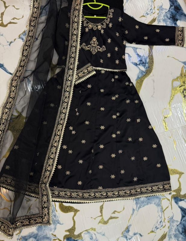 3Pcs Front Neck,Sleeves Embroidered Top With Embroidered Skirt And Four Side Emb With Lace Work Dupatta Kids 3Pcs😍