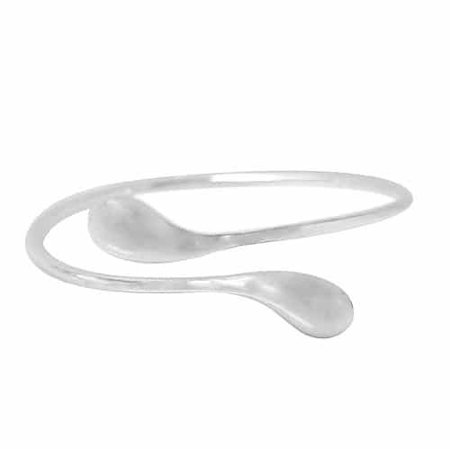 Argent sterling, bracelet de style larme. Taille approximative : 8 mm de largeur x 2 mm d’épaisseur.