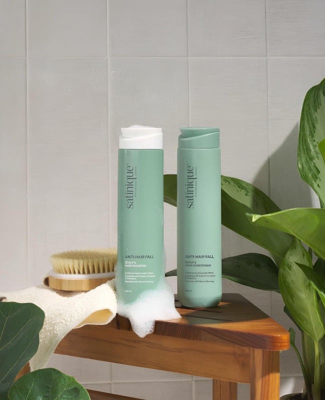 VOLUMISE ET RÉPARATION – Réduit la perte de cheveux due à la casse de 55 %.* Soigne en douceur les cheveux et le cuir chevelu tout en créant du volume et en favorisant des cheveux plus forts et plus épais à chaque utilisation.*
nos produits ne contiennent pas d'huiles de silicone cycliques, tout en conservant leur efficacité pour des cheveux lisses et soyeux