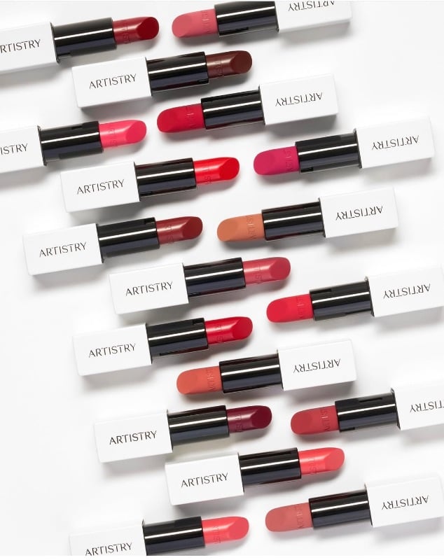 Faites l'expérience d'une beauté saine avec tous les avantages ! Alimentées par des plantes et amplifiées par la science, nos formules super crémeuses et hydratantes laisseront les lèvres pleines, hydratées et douces. Les pigments à longue tenue et à fort impact sont imparablement vibrants et flatteurs. Vous allez adorer la finition satinée brillante.