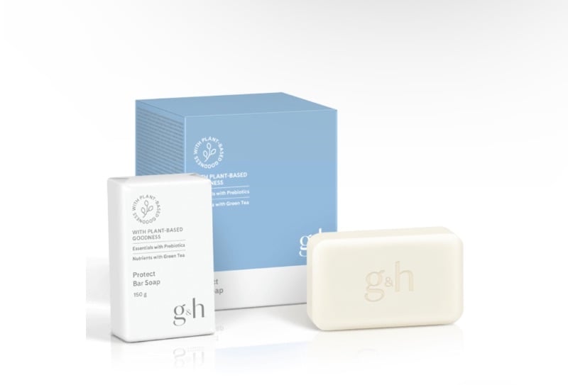 *savon g&h*
DOUX MAIS PUISSANT — Notre savon protecteur élimine les odeurs, la saleté et les impuretés grâce à une mousse onctueuse que vous adorerez. Il est également très doux pour votre peau, la laissant douce et hydratée, avec un parfum frais d'eucalyptus et de tisane blanche. Son secret réside dans notre mélange d'ingrédients d'origine végétale, dont l'extrait de thé vert approuvé par Nutrilite™️*, la glycérine, le romarin et les prébiotiques.