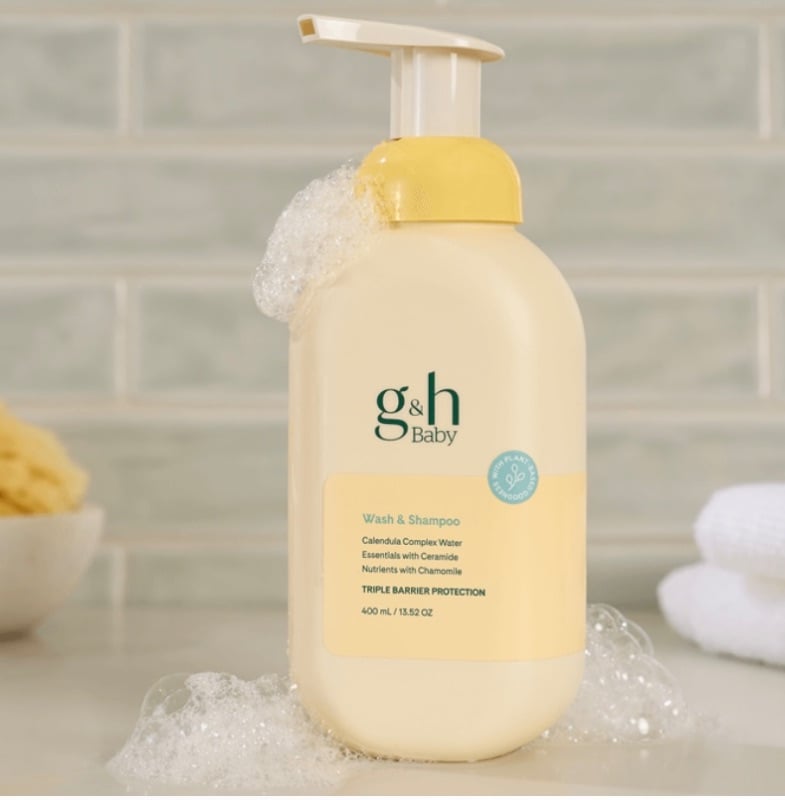 FOAM SWEET FOAM - L'heure du bain n'a jamais été aussi douce qu'avec notre Baby Wash & Shampoo. Cette mousse légère et moelleuse est spécialement conçue pour la peau délicate de votre tout-petit - sans larmes, sans savon et sans parfum. Comprend des ingrédients propres et végétaux comme l'huile de camomille* approuvée par Nutrilite™️, l'eau de calendula et l'huile d'olive.