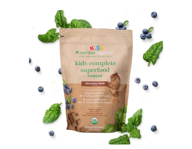 SECOUEZ-LE AVEC CE SUPER MÉLANGE - Nutrilite™ Organics Kids Complete Superfood Powder est une poudre de superaliment prête à mélanger, certifiée biologique de l'USDA, au goût excellent. Avec 8 g de protéines végétales, 26 vitamines et minéraux et 10 ingrédients végétaux, comme 10 feuilles d'épinards entiers, des myrtilles, des carottes, des bananes, des pois et plus encore ! C'est une solution tout-en-un pour soutenir la croissance et le développement des enfants et leur nutrition, avec des nutriments essentiels qui soutiennent la santé du cerveau, des os, des muscles, du système immunitaire et des yeux/de la vision.