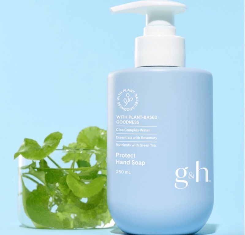 TELLEMENT FRAIS ET PROPRE - Votre famille mérite un savon pour les mains qui fait le plus ! Notre savon antibactérien pour les mains protège non seulement votre peau, il hydrate, il apaise et sent vraiment rafraîchissant, avec des notes d'eucalyptus et de thé blanc aux herbes. Comprend des ingrédients propres à base de plantes comme l'extrait de thé vert approuvé par Nutrilite™️*, de l'eau de cica et du romarin.