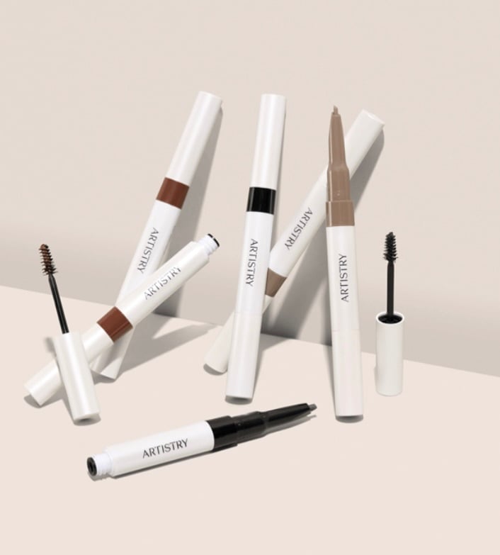 Avec ce crayon à sourcils waterproof et son gel teinté deux-en-un,  un look qui dure toute la journée (10 heures).