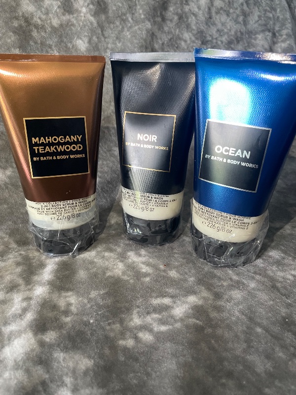 Bath & Body Works Men :Body Wash & Scrub  (Noir)