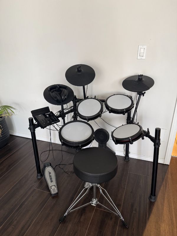 Alesis Nitro Max Electric Drum Set – 8-Piece Mesh Kit, Bluetooth, 440+ Sounds, USB MIDI (Like New)