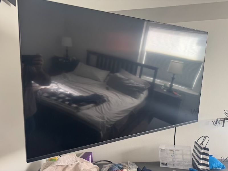 LG 50" UHD UQ7570 4K Smart LED TV – webOS 22, HDR10 Pro, AI Processor, Wall Mount & Box (Like New)