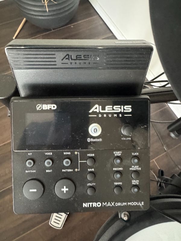 Alesis Nitro Max Electric Drum Set – 8-Piece Mesh Kit, Bluetooth, 440+ Sounds, USB MIDI (Like New)