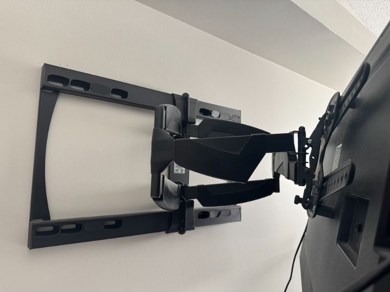 LG 50" UHD UQ7570 4K Smart LED TV – webOS 22, HDR10 Pro, AI Processor, Wall Mount & Box (Like New)