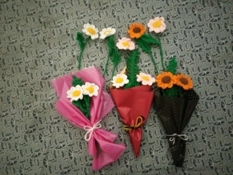 2 Daisy Flowers with Leaf