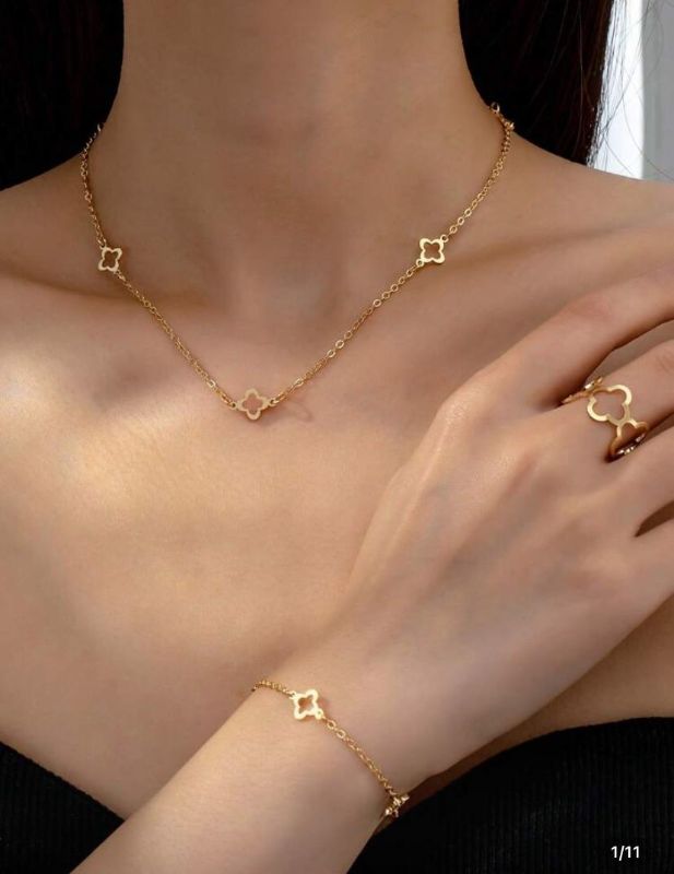 Bracelets perlés et chaînes