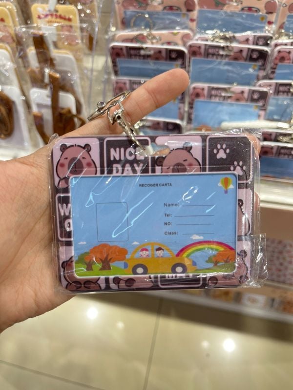 Kartu Holder Horizontal + Tali Kulit Pendek dengan Dekorasi Kapibara Imut - Model D