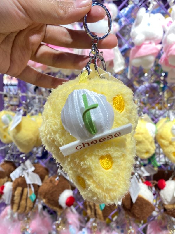 Gantungan Boneka Kue Keju Beludru