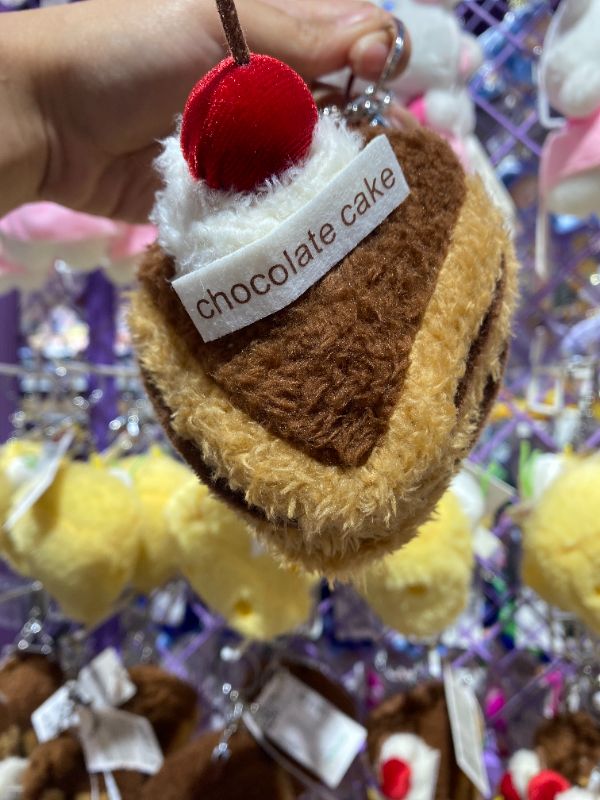 Gantungan Boneka Hias Kue Cokelat Segitiga