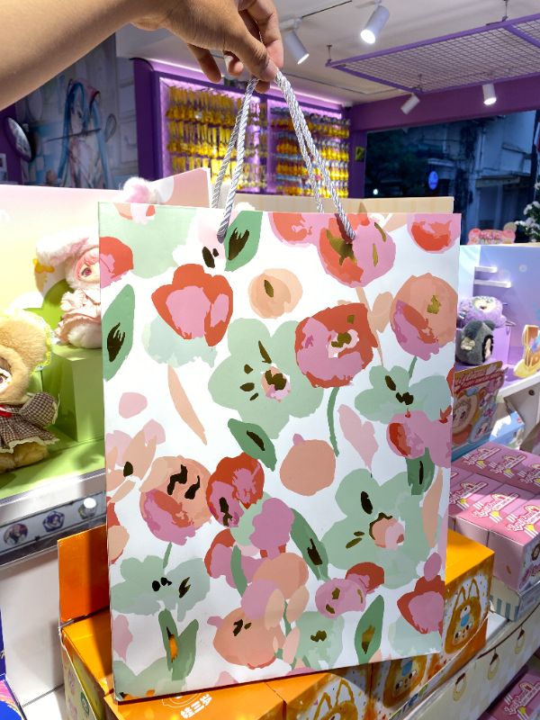 Goody bag ukuran besar motif bunga romantis