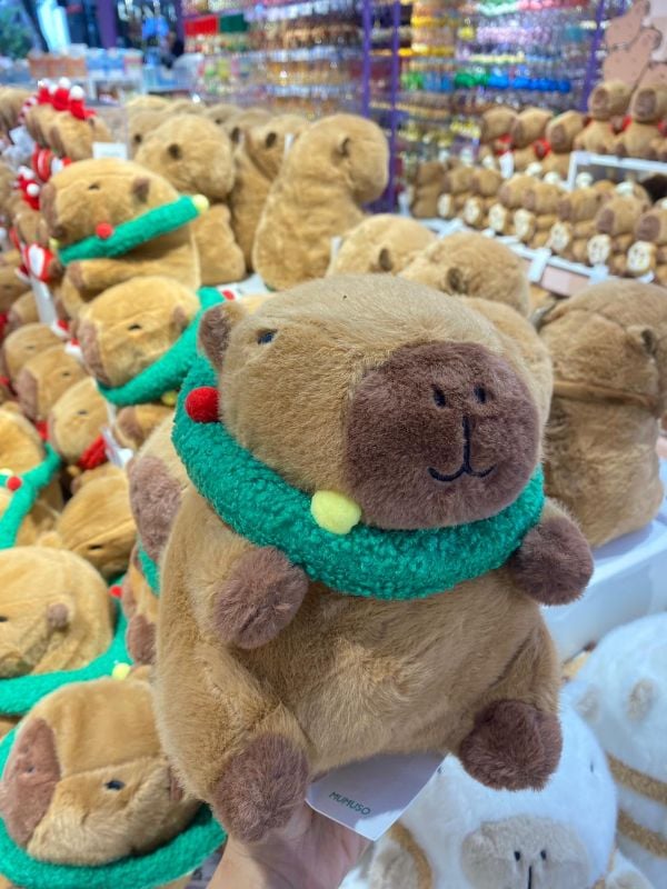 Mainan Plush Natal (Kapibara dengan Karangan Bunga Hijau)