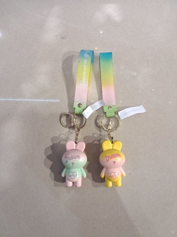 Gantungan kunci model kelinci gradien