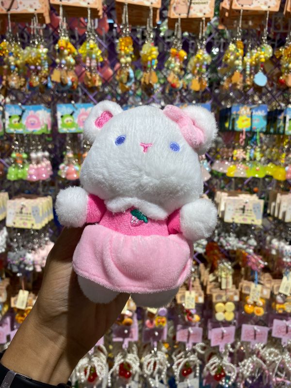 Liontin Tas Boneka Hewan (Beruang dengan Mata Bordir & Stroberi/Pink Muda)