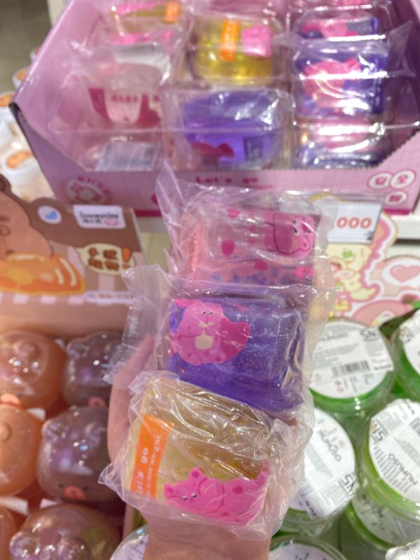 Kucing Pink Ukuran Kecil yang Sulit Digenggam