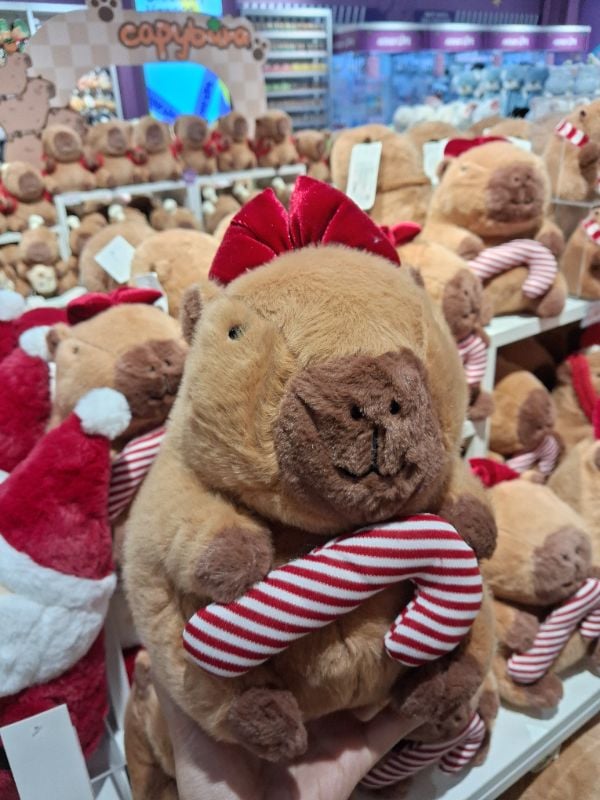 Mainan Plush Natal (Kapibara dengan Permen Tebu)