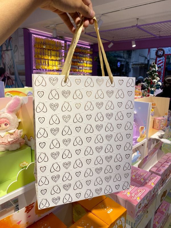 Gift bag full love ukuran M Emboss-Putih