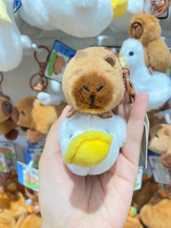 Liontin Gantungan Tas Mewah (Kapibara menginjak burung pelikan)